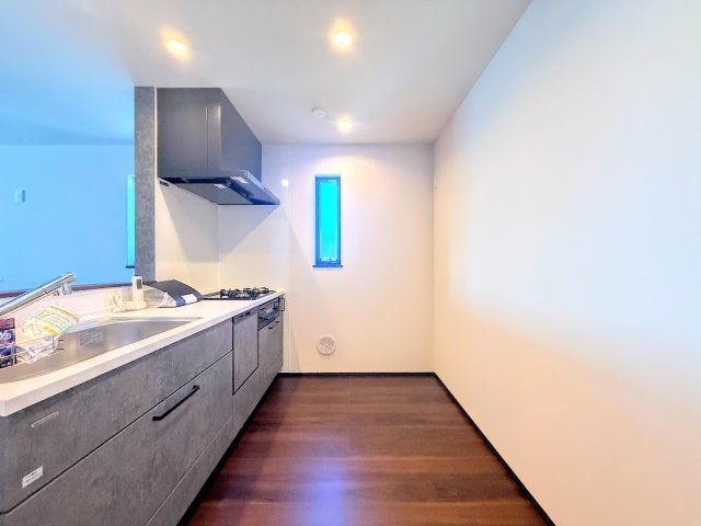 旭区二俣川2丁目　新築戸建てのキッチン|◆デザイン性と機能性を兼ね備えたキッチンです。リビングスペースとの一体感が生まれ、広々空間を演出してくれます。