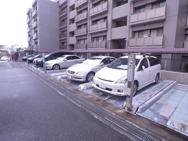 パークハイム神戸熊内町の駐車場