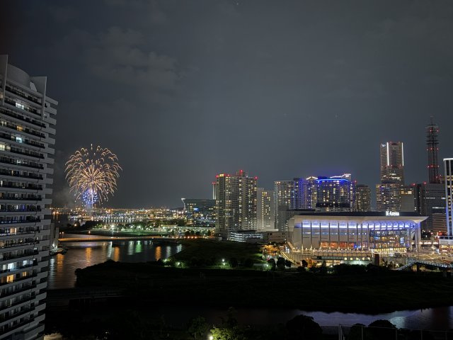2026年開催の花火イベントをバルコニーから撮影