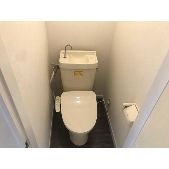 厚木市金田の賃貸マンションのトイレ