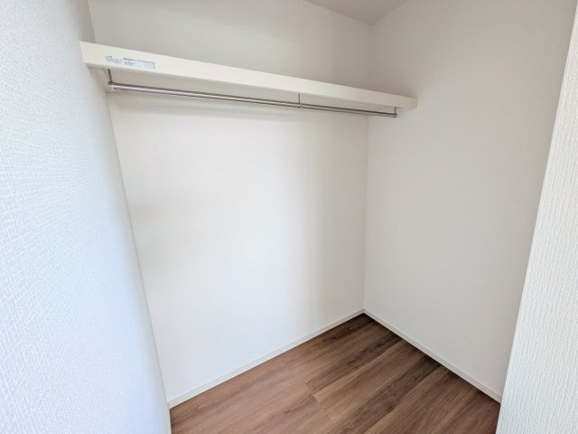 ひたちなか市市毛　4期　新築戸建て　1号棟の収納|大容量のウォークインクローゼット。衣類はもちろん、スーツケースや季節の家電もまとめて収納でき、居室空間をすっきりと保ちます。