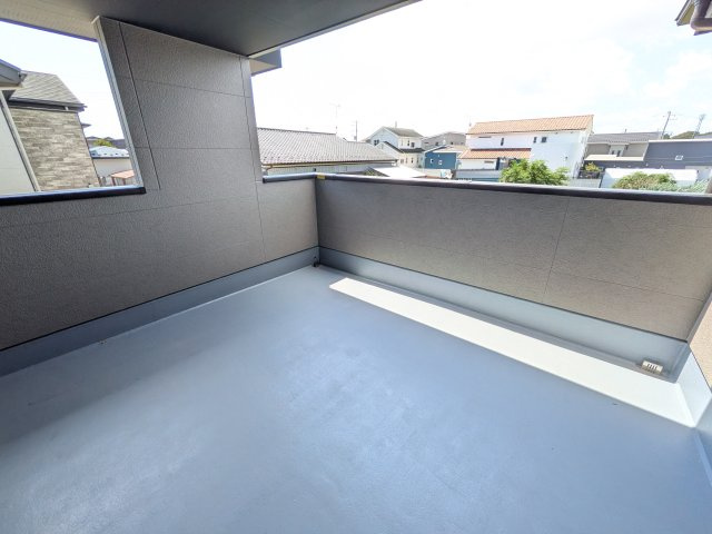 ひたちなか市市毛　4期　新築戸建て　1号棟のバルコニー|洗濯物も布団もまとめて干せるワイド設計。
広々としたワイドバルコニーで、家事の効率が上がり、日々の暮らしが快適になります。