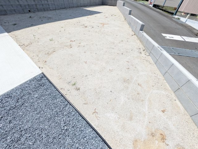 ひたちなか市市毛　4期　新築戸建て　1号棟の庭|リビングに明るい光を届ける広々とした南庭。
お子様の遊び場やペットのスペースとしても最適です。
室内外で心地よい暮らしが叶います。