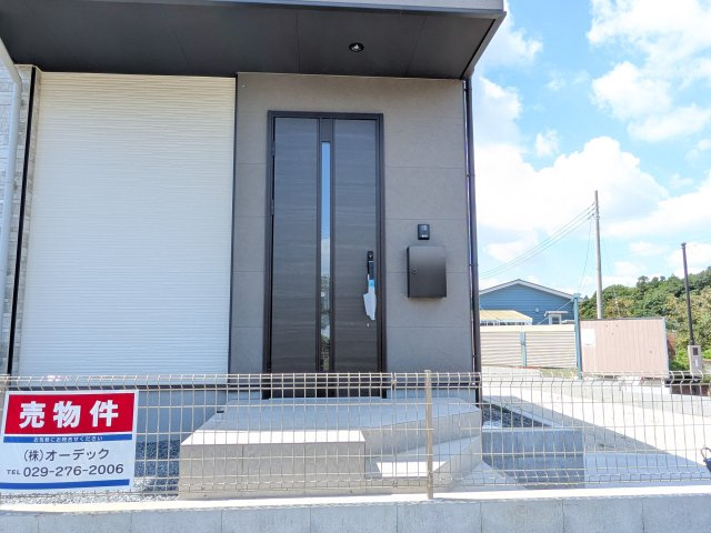 ひたちなか市市毛　4期　新築戸建て　1号棟の玄関|お洒落な玄関ドアと洗練された外壁デザイン。家の顔にふさわしい上質な佇まいで、ご家族やお客様を迎えます。