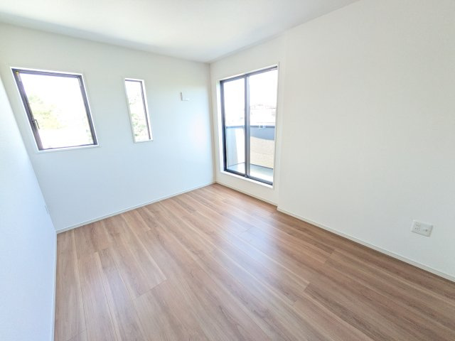 ひたちなか市市毛　4期　新築戸建て　1号棟の洋室|たっぷり収納と明るい窓で、片付けも気持ち良くできる洋室。
お子様の「自分の部屋が欲しい」という夢を叶えます。