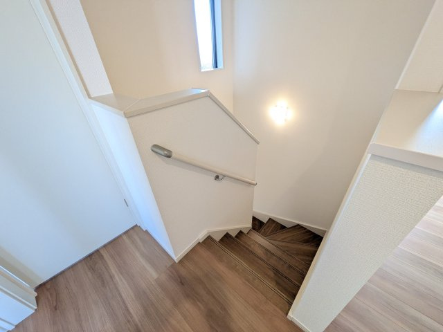 ひたちなか市市毛　4期　新築戸建て　1号棟の内装|窓付きで明るい階段は、手すり付きでお子様からご年配の方まで安心して上り下りができます♪