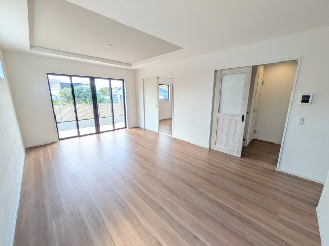 ひたちなか市市毛　4期　新築戸建て　1号棟の居間・リビング|家族の会話が自然と弾む、広々としたゆとりのLDK。南向きの窓からたっぷりの光が射し込む明るく快適な空間です。