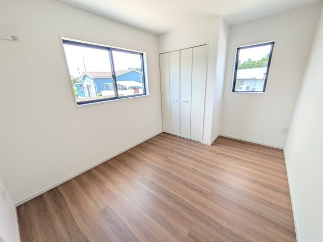 ひたちなか市市毛　4期　新築戸建て　1号棟の洋室|リビングと繋がる多目的スペース。引き戸を開ければ広々LDK、閉じれば客間や書斎、お子様の遊び場に早変わりします。日当たりも良好です♪
