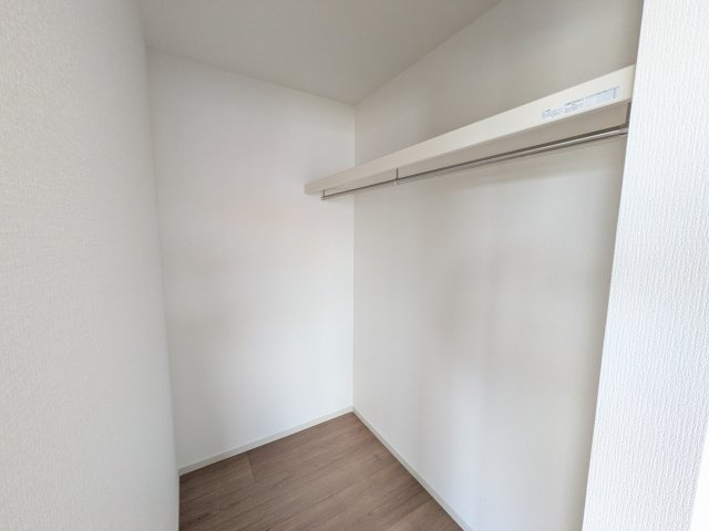 ひたちなか市市毛　4期　新築戸建て　2号棟の収納|大容量のウォークインクローゼット。衣類はもちろん、スーツケースや季節の家電もまとめて収納でき、居室空間をすっきりと保ちます。