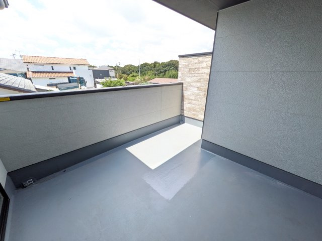 ひたちなか市市毛　4期　新築戸建て　2号棟のバルコニー|洗濯物も布団もまとめて干せるワイド設計。
広々としたワイドバルコニーで、家事の効率が上がり、日々の暮らしが快適になります。