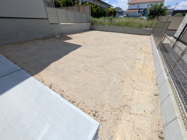 ひたちなか市市毛　4期　新築戸建て　2号棟の庭|リビングに明るい光を届ける広々とした南庭。
お子様の遊び場やペットのスペースとしても最適です。
室内外で心地よい暮らしが叶います。