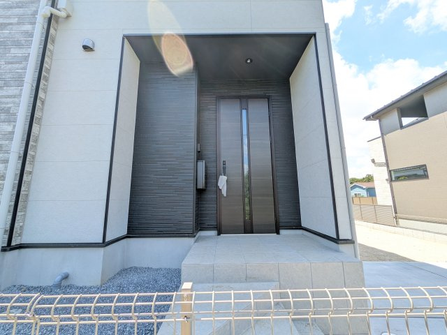 ひたちなか市市毛　4期　新築戸建て　2号棟の玄関|お洒落な玄関ドアと洗練された外壁デザイン。家の顔にふさわしい上質な佇まいで、ご家族やお客様を迎えます。