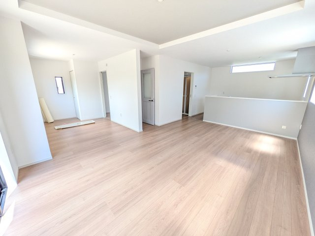 ひたちなか市市毛　4期　新築戸建て　2号棟の居間・リビング|居心地の良いデザインと機能性を両立。ご友人を招いたり、趣味を楽しんだり、様々なシーンで活躍する団らんの中心地です。