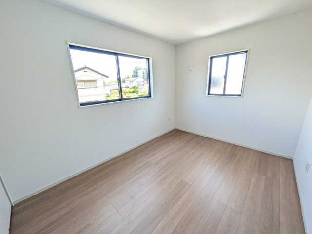 ひたちなか市市毛　4期　新築戸建て　2号棟の洋室|たっぷり収納と明るい窓で、片付けも気持ち良くできる洋室。
お子様の「自分の部屋が欲しい」という夢を叶えます。