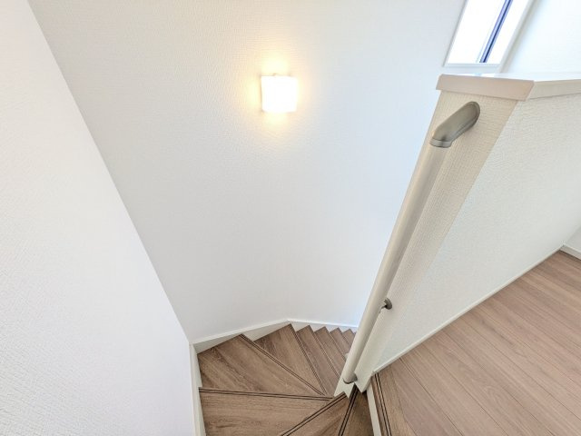 ひたちなか市市毛　4期　新築戸建て　2号棟の内装|窓付きで明るい階段は、手すり付きでお子様からご年配の方まで安心して上り下りができます♪