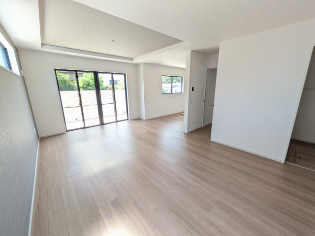 ひたちなか市市毛　4期　新築戸建て　2号棟の居間・リビング|家族の会話が自然と弾む、広々としたゆとりのLDK。南向きの窓からたっぷりの光が射し込む明るく快適な空間です。