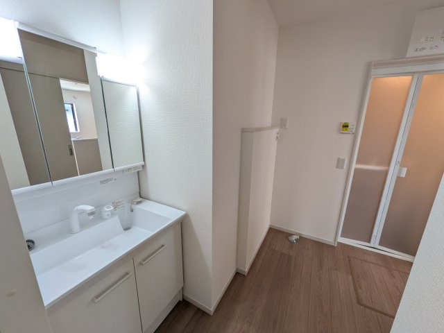 ひたちなか市市毛　4期　新築戸建て　2号棟の独立洗面台|三面鏡の洗面化粧台はミラー扉の内側がすべて収納スペースになっており、収納力も魅力的です♪
ボックスティッシュも収納可能で、可変トレイは収納物に応じて高さ調整ができます！
取り外して洗えるので清潔です♪