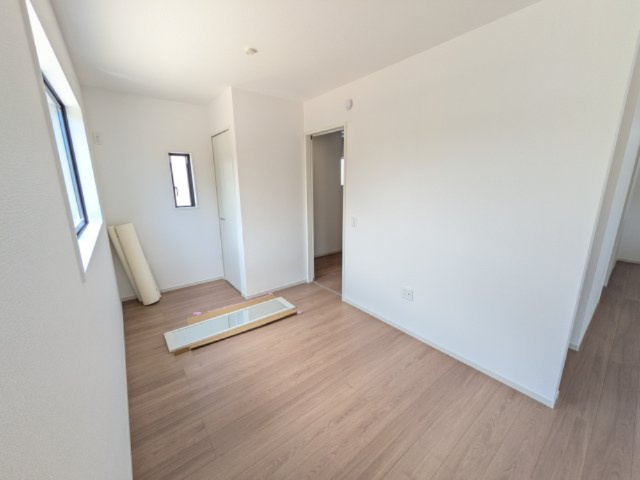 ひたちなか市市毛　4期　新築戸建て　2号棟の洋室|リビングと繋がる多目的スペース。日当たりも良好です♪