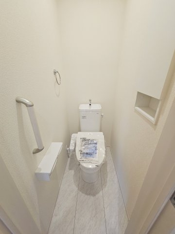 ブルーミングガーデン宇都宮市下岡本町ネオユニバースのトイレ|同社施工物件の写真です。※建具やフローリング、その他仕様が違う場合がございます。