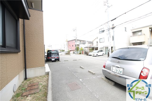 ドミール北開地の駐車場