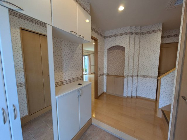 岩出市桜台　中古戸建の玄関