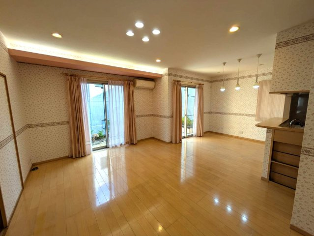 岩出市桜台　中古戸建の居間・リビング
