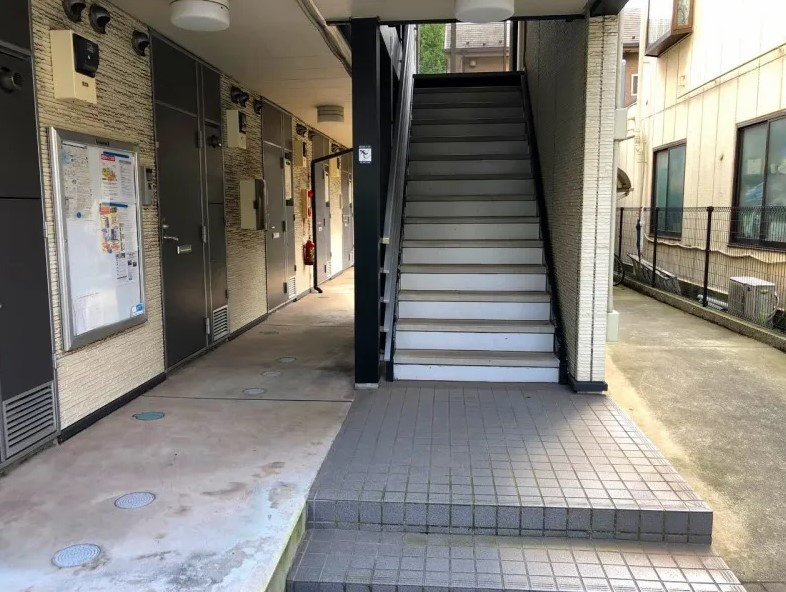 レオパレスみらい本町のエントランス