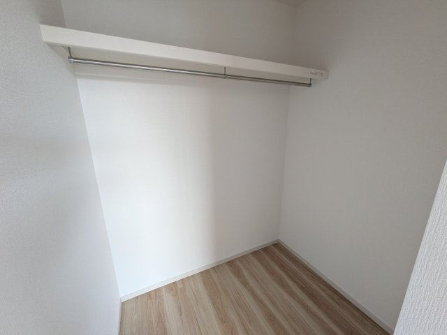 ひたちなか市市毛　4期　新築戸建て　3号棟の収納|大容量のウォークインクローゼット。衣類はもちろん、スーツケースや季節の家電もまとめて収納でき、居室空間をすっきりと保ちます。