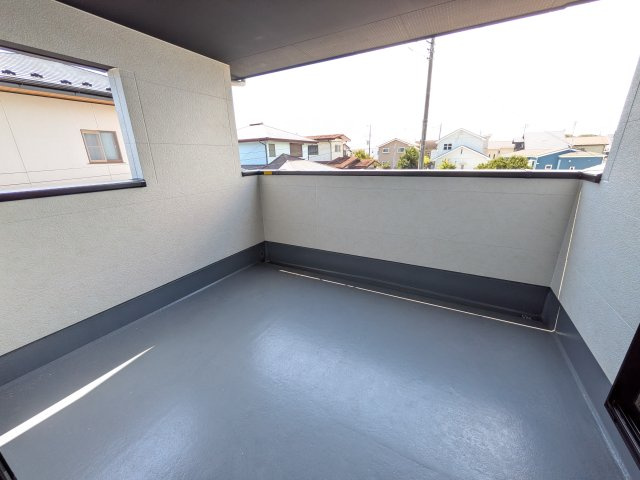ひたちなか市市毛　4期　新築戸建て　3号棟のバルコニー|洗濯物も布団もまとめて干せるワイド設計。
広々としたワイドバルコニーで、家事の効率が上がり、日々の暮らしが快適になります。
