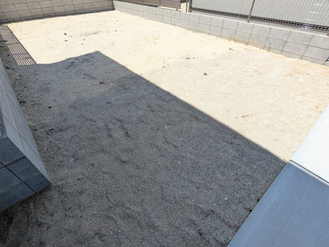 ひたちなか市市毛　4期　新築戸建て　3号棟の庭|リビングに明るい光を届ける広々とした南庭。
お子様の遊び場やペットのスペースとしても最適です。
室内外で心地よい暮らしが叶います。