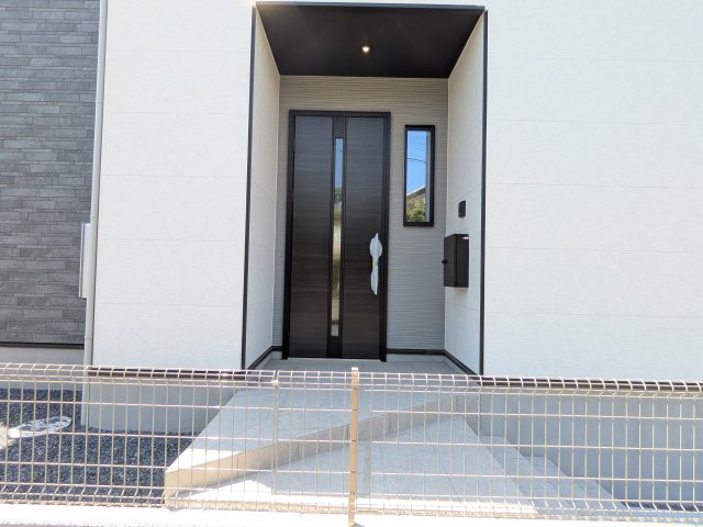 ひたちなか市市毛　4期　新築戸建て　3号棟の玄関|お洒落な玄関ドアと洗練された外壁デザイン。家の顔にふさわしい上質な佇まいで、ご家族やお客様を迎えます。