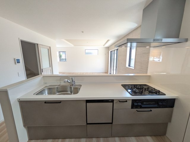 ひたちなか市市毛　4期　新築戸建て　3号棟のキッチン|料理がもっと楽しくなる広々としたワークトップ。お手入れしやすい素材を採用し、日々の掃除もラクラクこなせます。