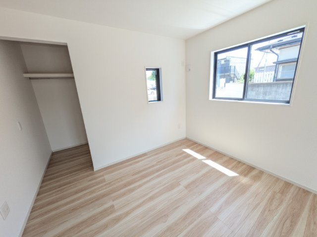 ひたちなか市市毛　4期　新築戸建て　3号棟の洋室|リビングと繋がる多目的スペース。
日当たりも良好です♪