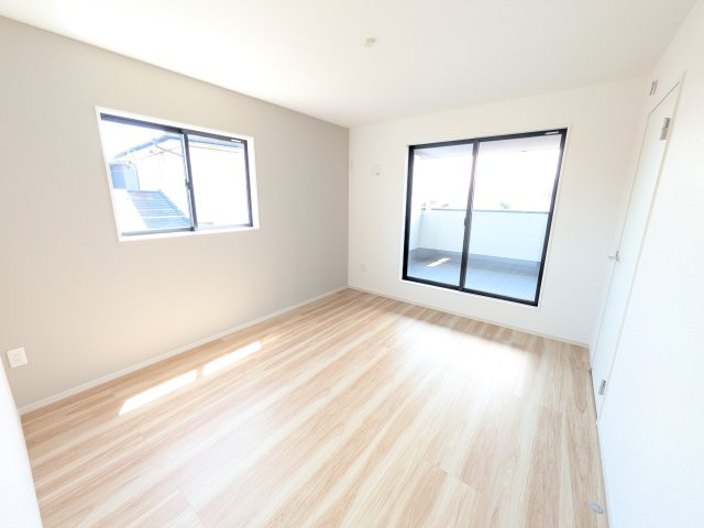 ひたちなか市市毛　4期　新築戸建て　3号棟の洋室|バルコニーに面した２面採光で明るく開放的な洋室です。
デザイン性の高いアクセントクロスで、落ち着いた雰囲気を演出。収納力たっぷりのWIC完備で、室内をすっきりと保てます♪