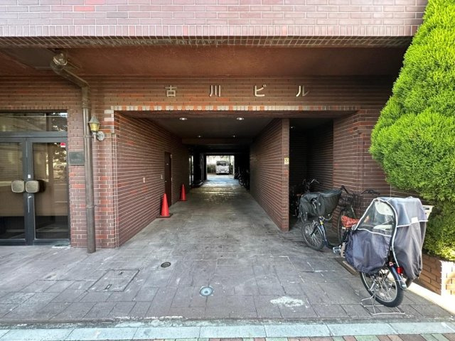 古川ビルのエントランス