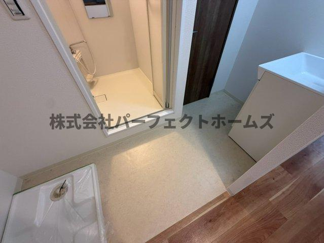 桜木町アパートの洗面所|明るい洗面所です