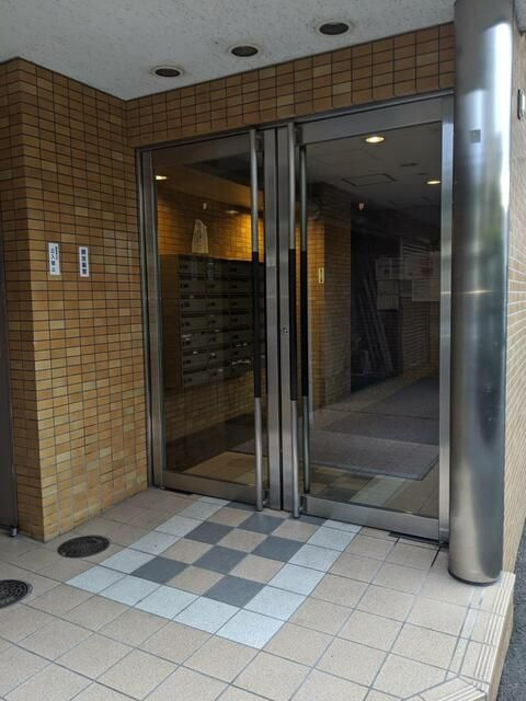 八王子市大和田町３丁目の賃貸マンションのエントランス