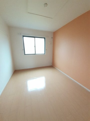響　（ひびき）の内装|明るい色調の室内です