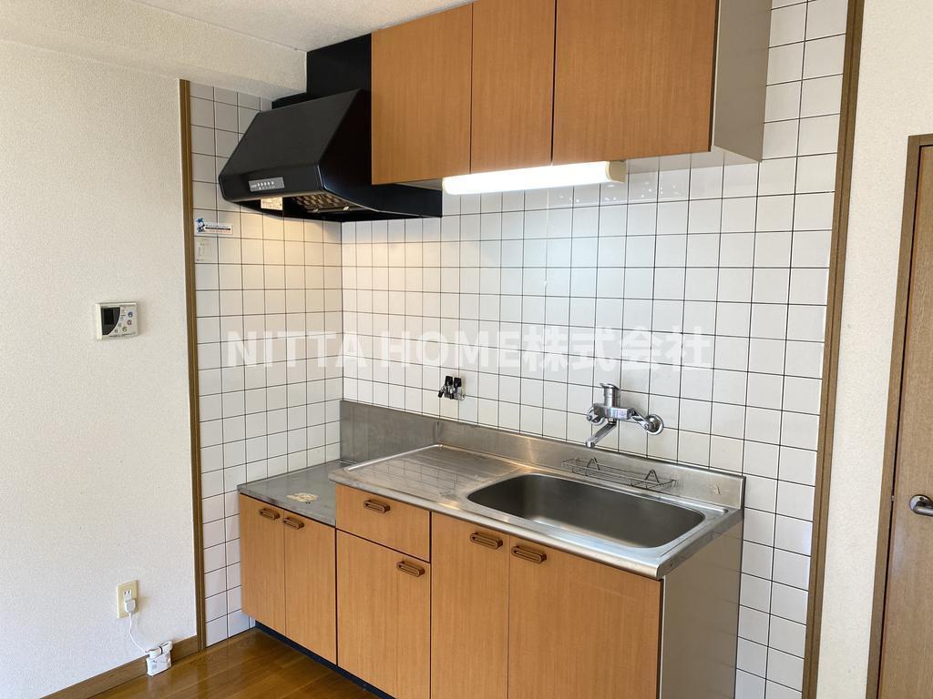 舞鶴市清道新町の賃貸マンションのキッチン|上下に収納がついているオープンタイプのキッチン◎