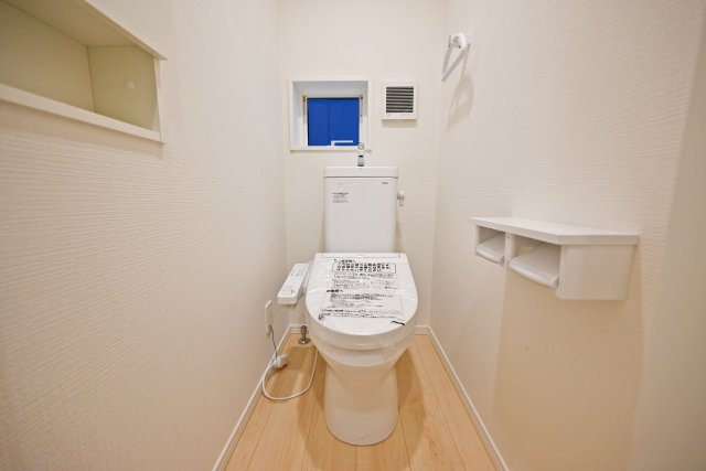 クレイドルガーデン鳥飼西4丁目新築一戸建て│2SLDK＋駐車1台可のトイレ|一年を通して快適に利用できるウォシュレット付トイレです。1階と2階にそれぞれ設置されています。