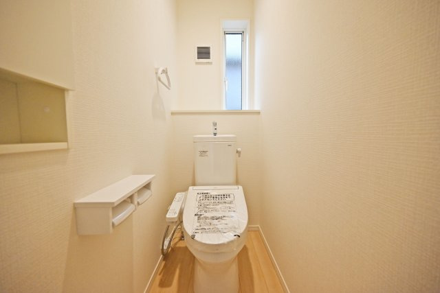 クレイドルガーデン鳥飼西4丁目新築一戸建て│2SLDK＋駐車1台可のトイレ|一年を通して快適に利用できるウォシュレット付トイレです。1階と2階にそれぞれ設置されています。