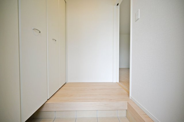 クレイドルガーデン鳥飼西4丁目新築一戸建て│2SLDK＋駐車1台可の玄関|玄関からホール側に向かって撮影した写真です。白を基調とした清潔感ある空間は来客を心地よく出迎えてくれます。