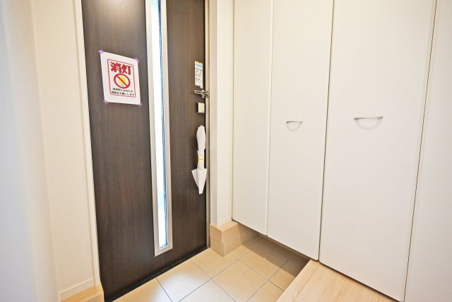 クレイドルガーデン鳥飼西4丁目新築一戸建て│2SLDK＋駐車1台可の玄関|玄関横には天井まで届く玄関収納があるので、家族全員の靴も余裕で収納できます。毎日使う場所だから常にきれいにしておきたいですね。
