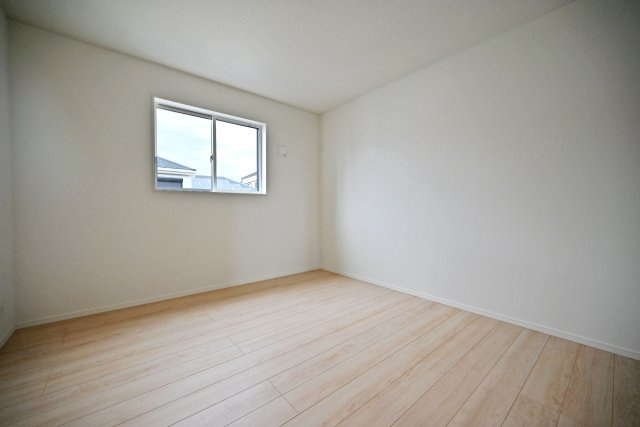 クレイドルガーデン鳥飼西4丁目新築一戸建て│2SLDK＋駐車1台可の寝室|洋室7.5帖
主寝室想定の広いお部屋です。