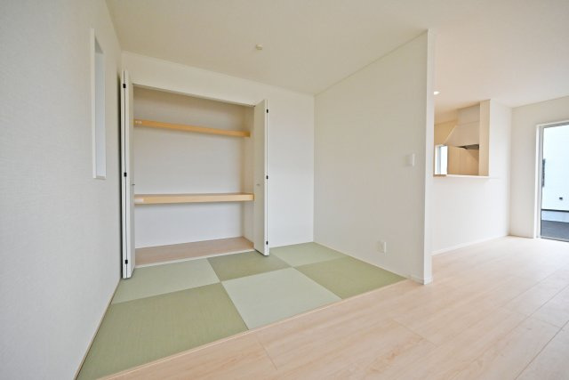クレイドルガーデン鳥飼西4丁目新築一戸建て│2SLDK＋駐車1台可の和室|タタミコーナー
リビング横約3帖大のスペースです。お子様がお昼寝するのにピッタリですね。