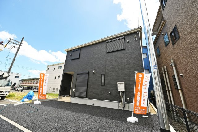 クレイドルガーデン鳥飼西4丁目新築一戸建て│2SLDK＋駐車1台可の外観|きれいに整備された開発道路に面した、子育て世帯にも嬉しい住環境です。交通量が少なく、近所へのお出かけやお子様との散歩、ベビーカーでの移動も安心感があります。