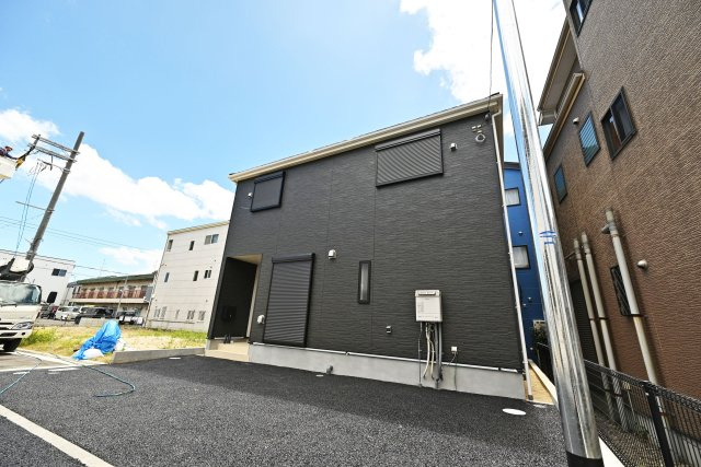 クレイドルガーデン鳥飼西4丁目新築一戸建て│2SLDK＋駐車1台可の外観|きれいに整備された開発道路に面した、子育て世帯にも嬉しい住環境です。交通量が少なく、近所へのお出かけやお子様との散歩、ベビーカーでの移動も安心感があります。