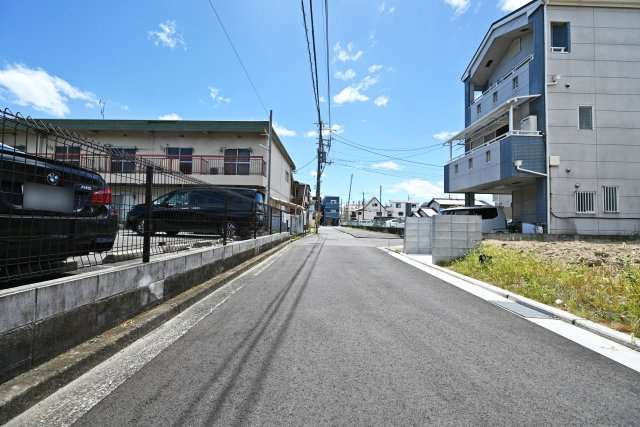 クレイドルガーデン鳥飼西4丁目新築一戸建て│2SLDK＋駐車1台可の外観|きれいに整備された開発道路に面した、子育て世帯にも嬉しい住環境です。交通量が少なく、近所へのお出かけやお子様との散歩、ベビーカーでの移動も安心感があります。