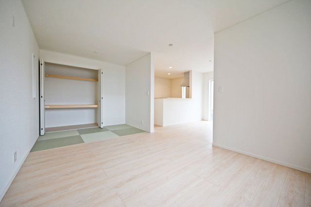 クレイドルガーデン鳥飼西4丁目新築一戸建て│2SLDK＋駐車1台可の居間・リビング|リビングにはタタミコーナーも隣接してあるので家事の合間に休憩したり、お昼寝もできますね。