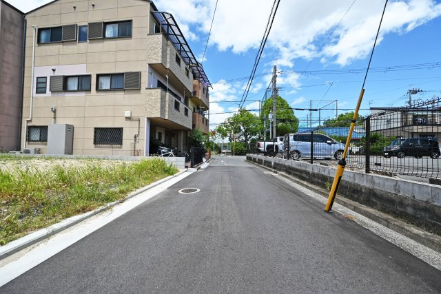 クレイドルガーデン鳥飼西4丁目新築一戸建て│2SLDK＋駐車1台可の前面道路含む現地写真|近隣に小・中学校が揃っており、お子さまの毎日の通学も安心です。